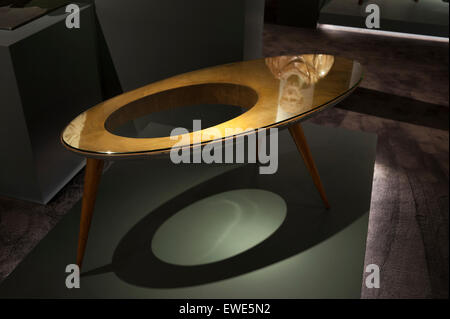 Royal Hospital Chelsea, London UK. 24. Juni 2015. Meisterwerk 2015, die Sommer führende internationale Kunst, Antiquitäten und Design-Messe, öffnet vom 25. Juni bis 1. Juli. Seltene 20. Jahrhundert Tisch in Nussbaum, lackiertem Holz und Mattscheibe, c. 1950 von Gio Ponti am Alessandra di Castro stehen. Bildnachweis: Malcolm Park Leitartikel/Alamy Live-Nachrichten Stockfoto