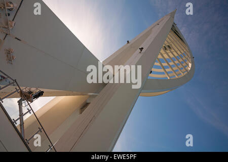 Portsmouth, Hampshire, Großbritannien. Juni 2015. Die Vorbereitungen für das Rebranding des Portsmouth Spinnaker Tower in Portsmouth laufen. Die abseilenden Arbeiter sehen aus wie kleine Ameisen gegen die große Struktur, die für das Rebranding mit dem Namen des Sponsors Emirates gemalt werden soll. Der ursprüngliche Plan war, es rot zu malen, aber nach einer Petition der Öffentlichkeit ist der aktuelle Vorschlag, es blau und Gold zu malen. Quelle: Carolyn Jenkins/Alamy Live News Stockfoto