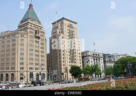 Fairmont Peace Hotel und Bank of China alten historischen und modernen Gebäuden auf The Bund Shanghai (Europäische Architektur) Stockfoto