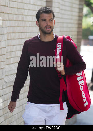 Wimbledon London, UK. 24. Juni 2015.  Grigor Dimitrov kommt bei der AELTC für die Praxis mit fünf Tage bis zum Beginn des 2015 Wimbledon Tennis Championships Kredit gehen: Amer Ghazzal/Alamy Live-Nachrichten Stockfoto