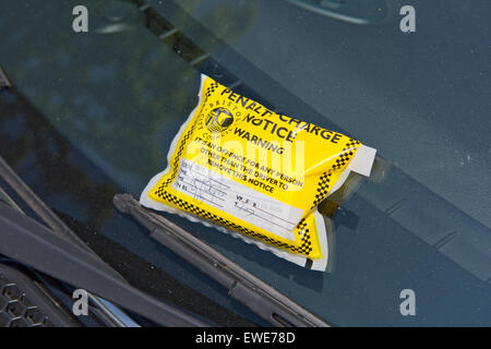 Parkschein (Strafe kostenlos beachten) auf Auto Windschutzscheibe, Bristol, UK Stockfoto