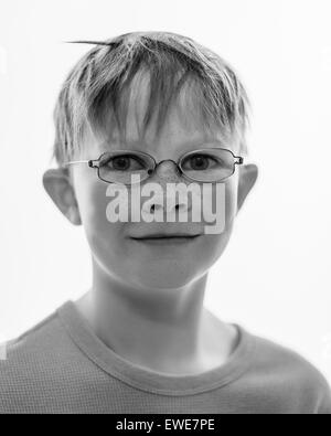 Schwarz / weiß Porträt eines 9 Jahre alten isländischen jungen mit Brille. Stockfoto