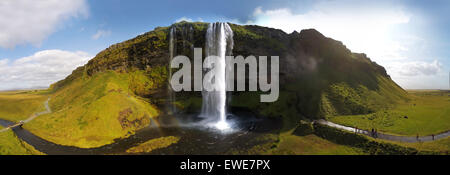 Wasserfall Seljalandsfoss im Sommer, Panoramablick, gedreht mit einer Drohne, Island Stockfoto