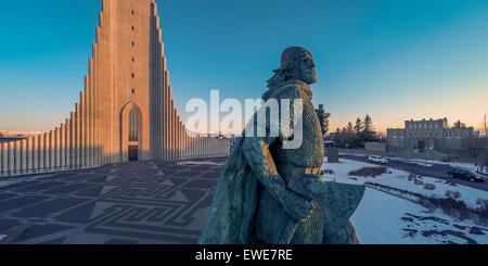 Leif Eriksson und Hallgrimskirkja Kirche Bild produziert mit einer Drohne, Reykjavik, Island Stockfoto