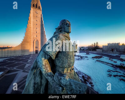 Leif Eriksson und Hallgrimskirkja Kirche Bild produziert mit einer Drohne, Reykjavik, Island Stockfoto