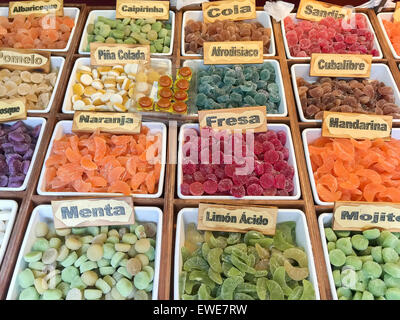 Sortiment an bunten Süßigkeiten zum Verkauf in Fächer, Alicante, Spanien. Stockfoto
