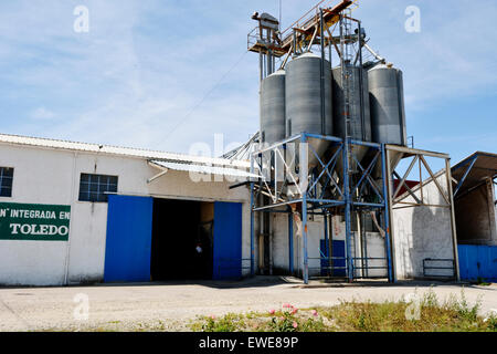 Bearbeitungszentrum mit Futterverteilung Getreide silos, Stadt Almorox, Spanien. Untere Triebe, Last zu verzichten Stockfoto