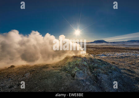 Geothermische heiße Quellen, Hverarond, Namaskard, Island. Das Gebiet zeichnet sich durch kochendem Schlamm-Mooren und Solfataren. Stockfoto