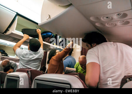 Katar, Doha, Naher Osten, Osten, Hamad International Airport, DOH, Qatar Airways, ankommender Flug, an Bord, innen, Kabine, aussteigen, aussteigen, pa Stockfoto