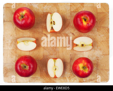 Äpfel schneiden und ganze auf gebrauchte Schneidebrett angeordnet. Stockfoto