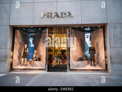 Die prada Store auf der Fifth Avenue in New York am Dienstag, 16. Juni 2015. Luxusgüter wie Parada, Louis Vuitton und Gucci sind eine Verschiebung in das Kaufverhalten von auffälligen High-End Fashion mehr Einzigartige, Logo - weniger und maßgeschneiderte Einkäufe. (© Richard b. Levine) Stockfoto