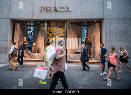 Die Prada-Geschäft auf der Fifth Avenue in New York wird auf Dienstag, 16. Juni 2015 gesehen. Luxus-Ware-Hersteller wie Parada, Louis Vuitton und Gucci sind eine Verschiebung der Kaufgewohnheiten von auffälligen High-End-Mode eine höhere Verkaufsrate hat einzigartige und maßgeschneiderte Logo-weniger sehen. (© Richard B. Levine) Stockfoto