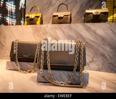 Lederhandtaschen im Fenster ein Prada-Geschäft am Dienstag, 16. Juni 2015 in New York. Luxus-Ware-Hersteller wie Parada, Louis Vuitton und Gucci sind eine Verschiebung der Kaufgewohnheiten von auffälligen High-End-Mode eine höhere Verkaufsrate hat einzigartige und maßgeschneiderte Logo-weniger sehen. (© Richard B. Levine) Stockfoto