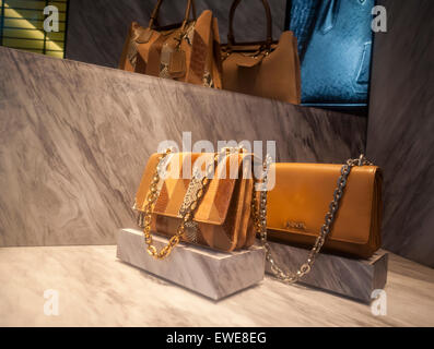 Lederhandtaschen im Fenster ein Prada-Geschäft am Dienstag, 16. Juni 2015 in New York. Luxus-Ware-Hersteller wie Parada, Louis Vuitton und Gucci sind eine Verschiebung der Kaufgewohnheiten von auffälligen High-End-Mode eine höhere Verkaufsrate hat einzigartige und maßgeschneiderte Logo-weniger sehen. (© Richard B. Levine) Stockfoto