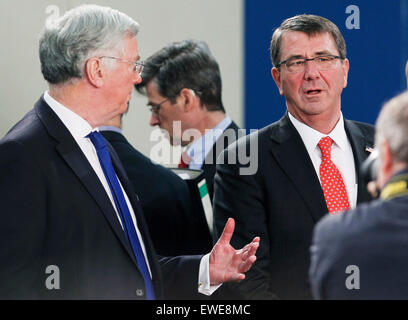 (150624)--Brüssel, Juni. 24, 2015 (Xinhua)--US-Secretary of Defence Ashton Carter (R) Gespräche mit britischen Verteidigungsminister Michael Fallon während der Tagung der NATO-Verteidigungsminister am Hauptsitz Allianz in Brüssel, Hauptstadt von Belgien, Juni. 24, 2015.  (Xinhua/Zhou Lei) Stockfoto