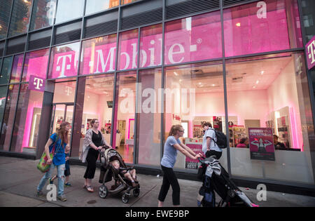 Ein T-Mobile USA-Geschäft wird auf Dienstag, 16. Juni 2015 auf dem Times Square in New York gesehen. (© Richard B. Levine) Stockfoto