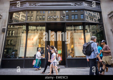 Kunden weitergeben Samstag, 20. Juni 2015 ein Bekleidungsgeschäft Zara auf der Fifth Avenue in New York. (© Richard B. Levine) Stockfoto