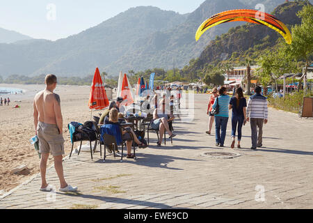 Paragliding in Oludeniz, in der Nähe von Fethiye, Türkei. Kommen, um am Strand zu landen. Stockfoto