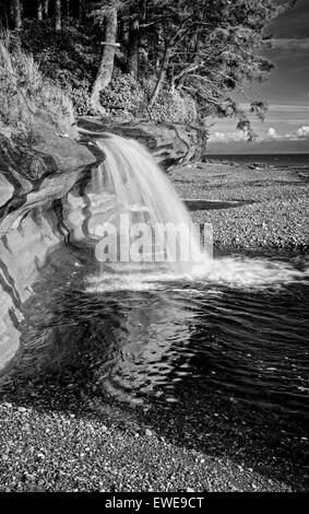 Sandcut Strand-Wasserfall im Frühling Fluss Jordan River, Britisch-Kolumbien, Kanada. Stockfoto