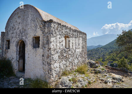 Eine kleine Kirche an der Spitze der verlassenen türkischen "Ghost Town" Dorf Kayaköy. Stockfoto