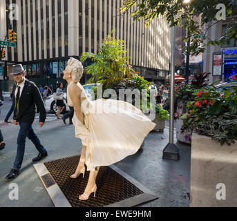 Passant interagieren mit Forever Marilyn vom Künstler Seward Johnson auf dem Broadway Fußgängerzone Plätze im Garment District in New York auf Montag, 22. Juni 2015. Achtzehn Jahren gemalt lebensgroße Bronze-Skulpturen von Johnson Gnade die Plazas, einige der berühmten Fotos und andere alltägliche Menschen alltägliche Dinge zu tun. Die Ausstellung wird bis zum 15. September sein. (© Richard B. Levine) Stockfoto