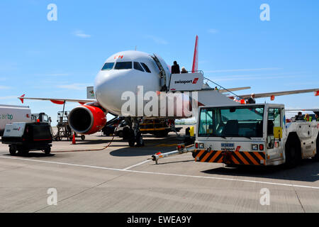 Verkehrsflugzeug bei Bristol, BRS, Flughafen UK gewartet wird Stockfoto