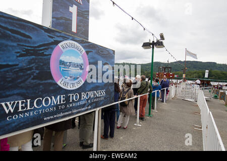 Lake Windermere Cumbria 24. Juni 2015 .de Wetter Ovecast Tag am Lake Windermere. Japanische Touristen warten auf eine Kreuzfahrt auf der Passagierdampfer der Seeschwalbe (erbaut 1891-124years alt) von Bowness Bay Credit: Gordon Shoosmith/Alamy Live News Stockfoto