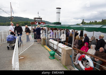 Lake Windermere Cumbria 24. Juni 2015 .de Wetter Ovecast Tag am Lake Windermere.  Touristen, die bei Bowness Pier nach ein eine Kreuzfahrt auf der Passagierdampfer der Seeschwalbe (erbaut 1891-124years alt) von Ambleside Credit: Gordon Shoosmith/Alamy Live News Stockfoto