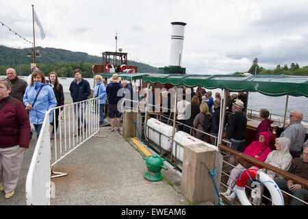 Lake Windermere Cumbria 24. Juni 2015 .de Wetter Ovecast Tag am Lake Windermere.  Touristen, die bei Bowness Pier nach ein eine Kreuzfahrt auf der Passagierdampfer der Seeschwalbe (erbaut 1891-124years alt) von Ambleside Credit: Gordon Shoosmith/Alamy Live News Stockfoto