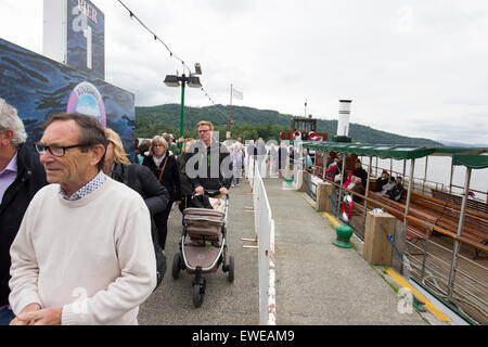 Lake Windermere Cumbria 24. Juni 2015 .de Wetter Ovecast Tag am Lake Windermere.  Touristen, die bei Bowness Pier nach ein eine Kreuzfahrt auf der Passagierdampfer der Seeschwalbe (erbaut 1891-124years alt) von Ambleside Credit: Gordon Shoosmith/Alamy Live News Stockfoto