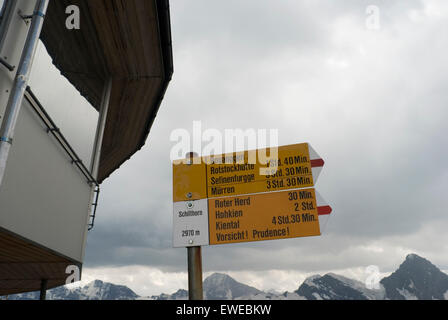 Alpine Richtungsanzeiger auf Mt. Schilthorn in der Nähe von Piz Gloria Restaurant, Berner Oberland, Schweiz Stockfoto