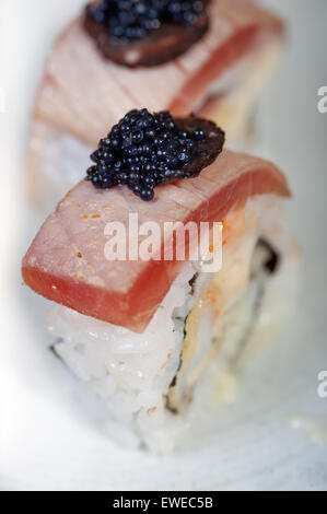 Makro Nahaufnahme von frischem Sushi Kombination Sortiment Auswahl Stockfoto