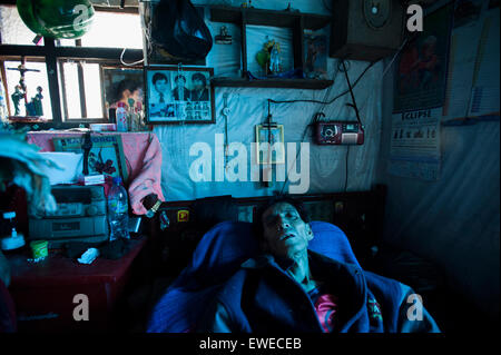 Ein Maya indigenen Mann, krank im Bett zu Hause in San Jorge La Laguna, Solola, Guatemala. Stockfoto