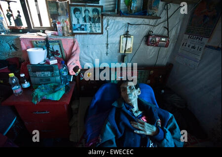 Ein Maya indigenen Mann, krank im Bett zu Hause in San Jorge La Laguna, Solola, Guatemala. Stockfoto