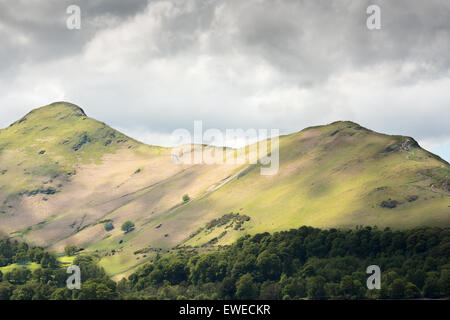 Morgenlicht leuchtet auf Katze Glocken, der sich über der Westseite des Sees Derwentwater in der Nähe seiner Nordende erhebt. Stockfoto