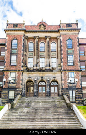 Stepls im Vorfeld an die alte Saint John High School in Kanada Stockfoto