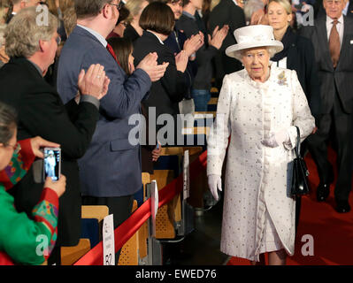 Eine Frau nimmt ein Bild mit einem Smartphone, als die britische Königin Elizabeth II für einen Empfang auf der "Technische Universitaet" (technische Universität) in Berlin, Deutschland, Mittwoch, 24. Juni 2015 kommt. Königin Elizabeth II und ihr Ehemann Prinz Philip sind zu einem offiziellen Besuch nach Deutschland bis Freitag, den 26. Juni. Foto: Michael Sohn/dpa Stockfoto