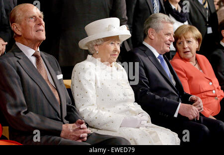 Prinz Philip (L-R), der Herzog von Edinburgh, Großbritanniens Königin Elizabeth II, Bundespräsident Joachim Gauck und die deutsche Bundeskanzlerin Angela Merkel an einen Empfang in der "Technische Universitaet" (technische Universität) in Berlin, Deutschland, Mittwoch, 24. Juni 2015 teilnehmen. Königin Elizabeth II und ihr Ehemann Prinz Philip sind zu einem offiziellen Besuch nach Deutschland bis Freitag, den 26. Juni. Foto: Michael Sohn/dpa Stockfoto