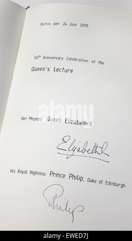 Die Einträge in der Universität Goldene Buch der britischen Königin Elizabeth II, Ober- und Prinz Philip, Duke of Edinburgh, unten, werden nach einem Empfang in der "Technische Universitaet" (technische Universität) in Berlin, Deutschland, Mittwoch, 24. Juni 2015 angezeigt. Königin Elizabeth II und ihr Ehemann Prinz Philip sind zu einem offiziellen Besuch nach Deutschland bis Freitag, den 26. Juni. Foto: Michael Sohn/dpa Stockfoto