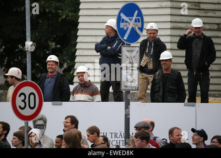 Berlin, Deutschland. 24. Juni 2015. Bauarbeiter sehen die Bootstour von der britischen Königin Elizabeth II auf der Spree in Berlin, Deutschland, 24. Juni 2015. Die britische Königin und ihr Ehemann sind auf ihre fünfte Staatsbesuch in Deutschland. Foto: Kay Nietfeld/Dpa/Alamy Live News Stockfoto