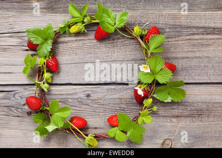 Kranz aus frischen Erdbeeren. Stockfoto