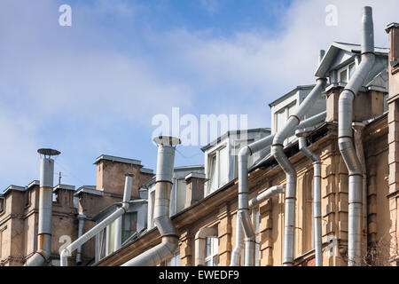 Neue Dachgeschoss-Fenster in alten Wohn-Haus Dach mit Lüftungskanälen, High-Tech Architektur-fragment Stockfoto