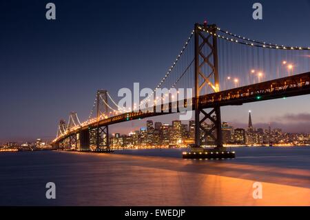 Dämmerung über der San Francisco Bay Bridge und die Skyline von Yerba Buena Island, San Francisco, Kalifornien Stockfoto