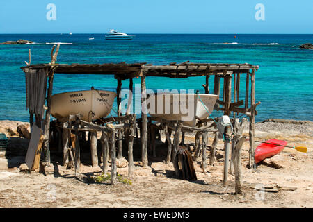 ELS Pujols Strand auf Formentera mit traditionellen Fischerboot im Sommertag. Llaüt. Stockfoto
