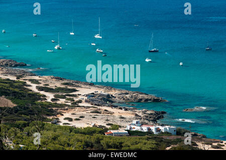 Luftaufnahme. Racó de s'Anfossol, in der Nähe von Es Calo de San Agusti Strand, Insel Formentera, Mittelmeer, Balearen, Spanien. Es Calo de San Agusti mit Boot in Formentera Insel Türkis mediterrane. Stockfoto