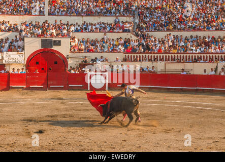 CARACAS, VENEZUELA - Matador Wellen roten Kap vor Laden Stier beim Stierkampf in der Arena. 1988 Stockfoto