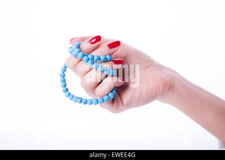 Schöne Frau Hände mit roten Maniküre mit Farbe Perle Halskette Stockfoto