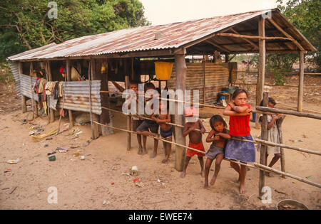 APURE STAAT, VENEZUELA - Pume Kinder in ihrem Haus, in Piedra Azul Siedlung in venezolanischen llanos, Ebenen. Indigene Pume, früher als Yaruro bekannt. Stockfoto