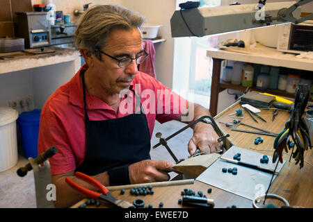 Majoral mediterran inspiriert Schmuck. Formentera-Barcelona. Enric Majoral lässt sich inspirieren von der Schönheit und Drama der Formenteras Land und Meer sowie die vielen vorhergehenden Kulturen von dieser spanischen Insel im Mittelmeer. Mit Schmuck als antike und moderne Kommunikationsform fasziniert, hat er ein wahres Genie für die Erstellung von Stücken, die moderne und klassisch Bio, atemberaubend in ihrer Einfachheit basiert. Sie alle haben auch die Majoral Look, und daher das Formentera-Gefühl. Stockfoto