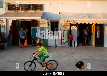 Touristen, Geschäfte in wichtigsten Platz von Sant Francesc Xavier, San Francisco Javier Formentera, Pityusen, Balearen, Spanien, Europa. Stockfoto